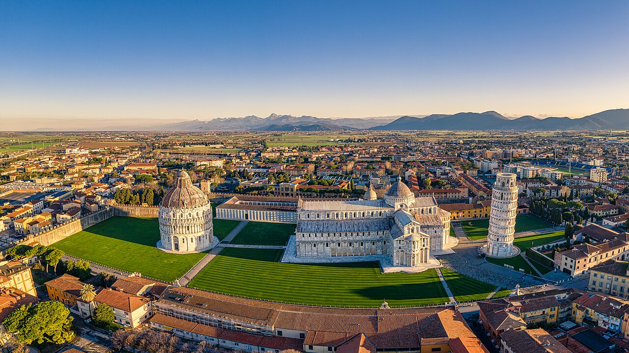 Piazza dei Miracoli a Pisa: il Battistero, il Duomo e la Torre